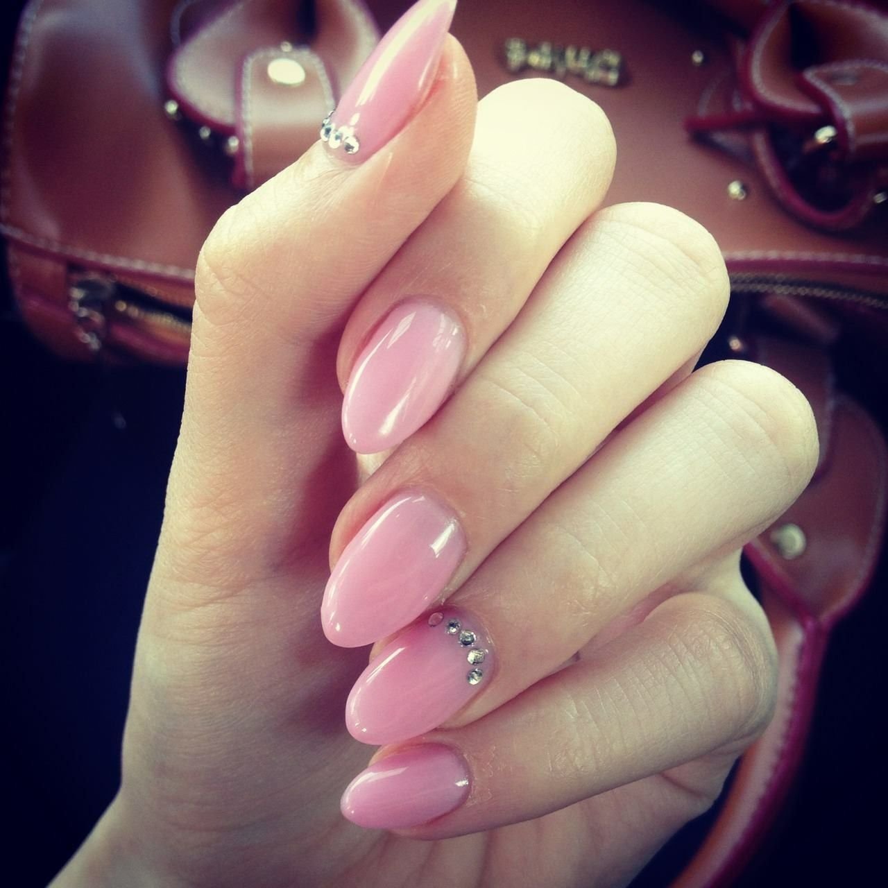 Маникюр на овальную форму ногтей френч. Красивые овальные ногти. Розовые овальные ногти. Розовый френч на овальных ногтях. Миндалевидные ногти.