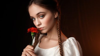Девушки с косичками