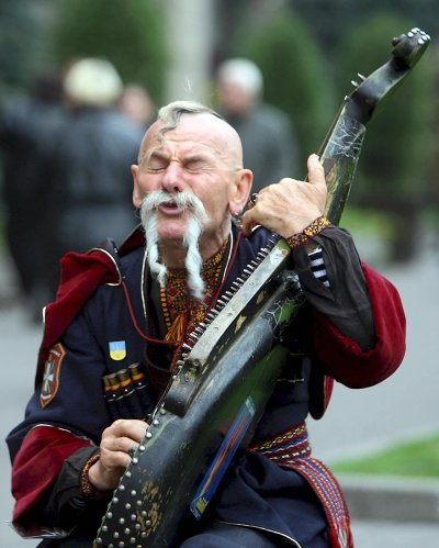 Старинная прическа взбитый хохол на голове